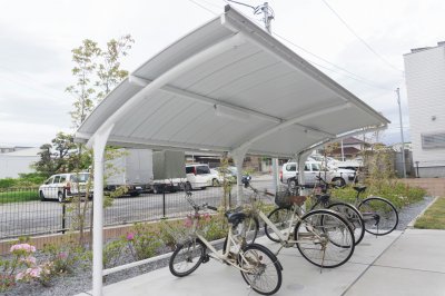 Een houten carport met fietsenstalling