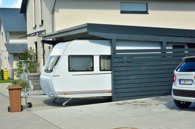 Houten carport voor grotere voertuigen