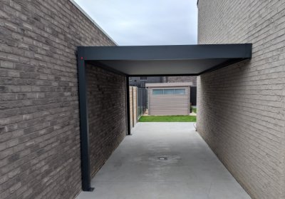 Carport tegen scheidingsmuur