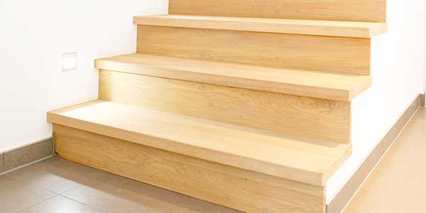 rechte houten trap plaatsen